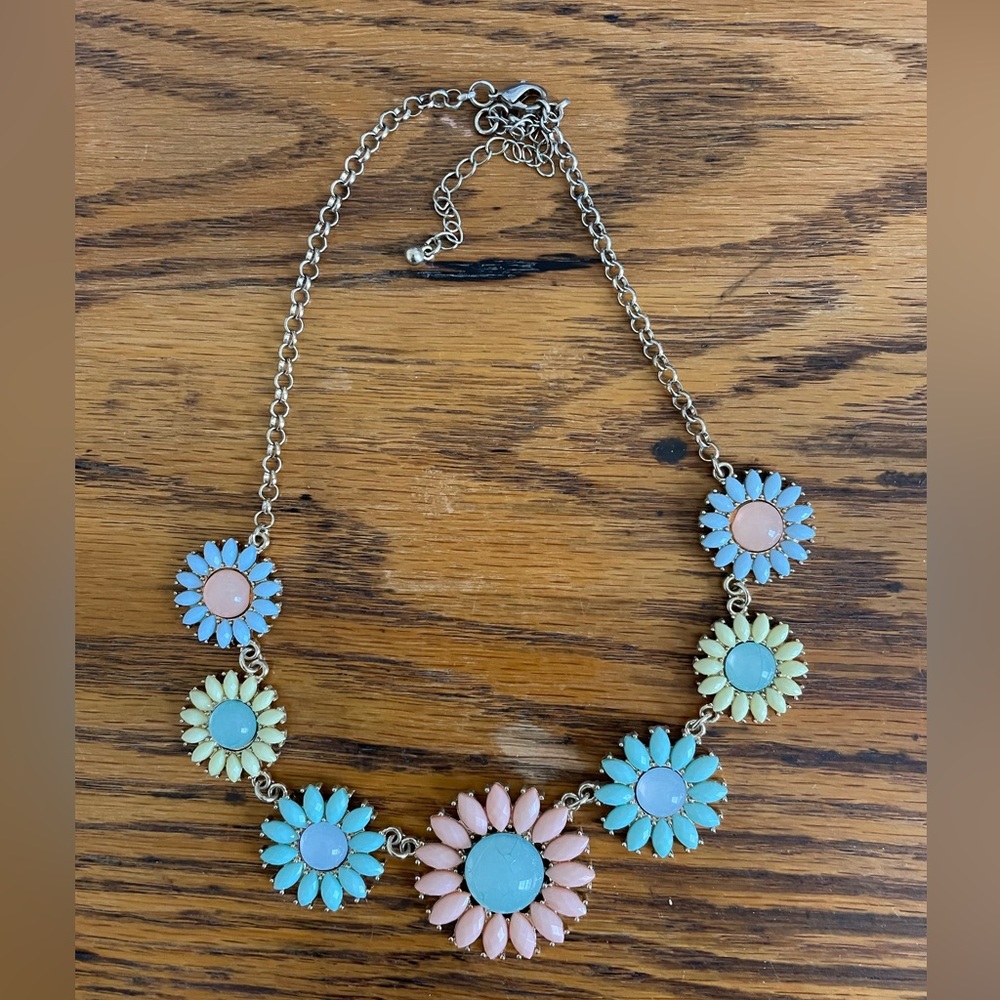 Floral costume jewelry necklace EUC